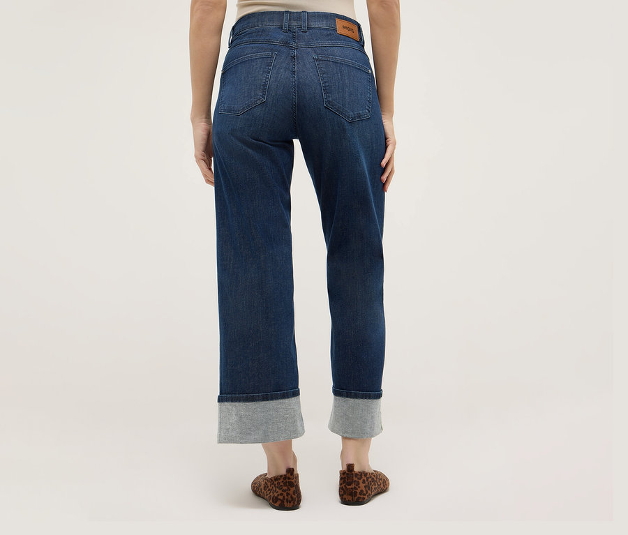 Pohľad zozadu na ženu v tmavomodrých nohaviciach Angels Denim »Laia Turn Up«, Wide Leg a hnedých topánkach s leopardím vzorom.