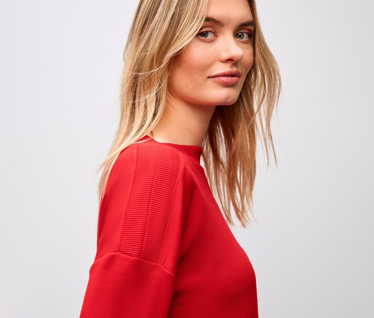 Žena má na sebe červené tričko Street One s rebrovanými detailmi.