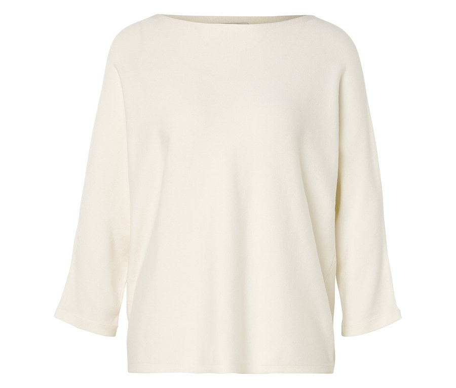 Krémový pulóver s lodičkovým výstrihom a trojštvrťovými rukávmi leží na plocho.