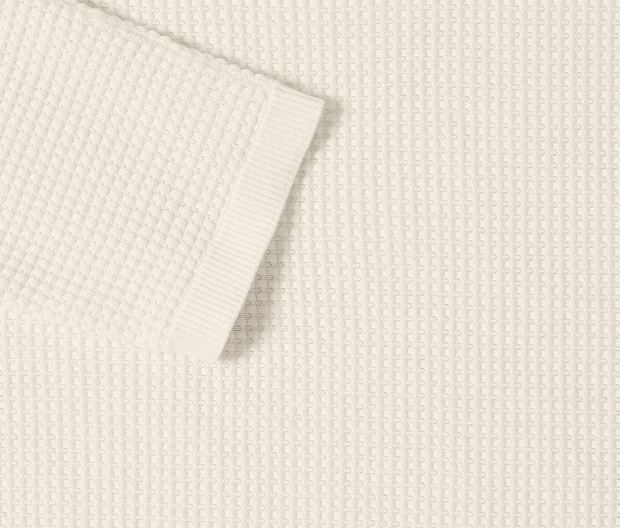 Detailný záber krémového pulóvra z jemného úpletu CECIL s krátkym rukávom a štítkom na golieri.