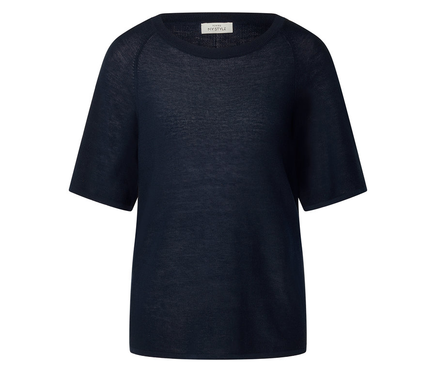 Modré tričko s krátkym rukávom a okrúhlym výstrihom.