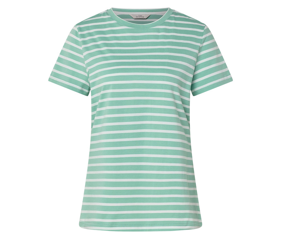Pruhované, svetlozeleno-biele tričko leží na bielom povrchu.