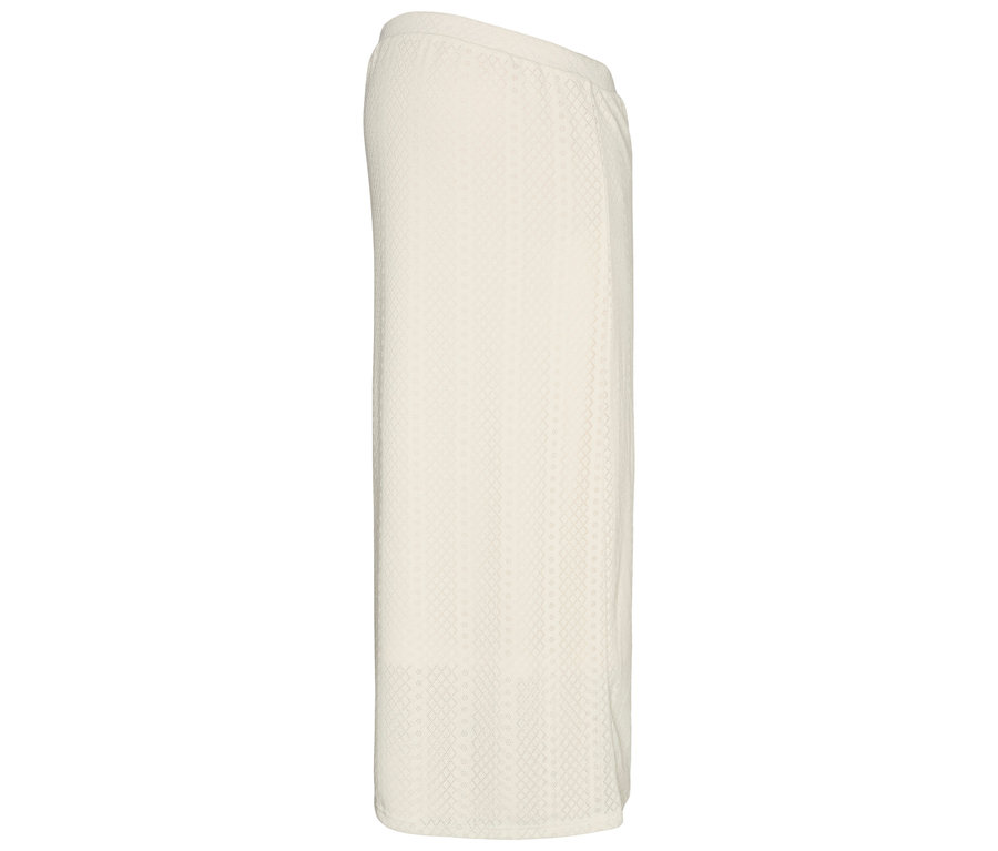 Na bielom pozadí je vidieť slonovinová sukňa s jemným geometrickým vzorom.