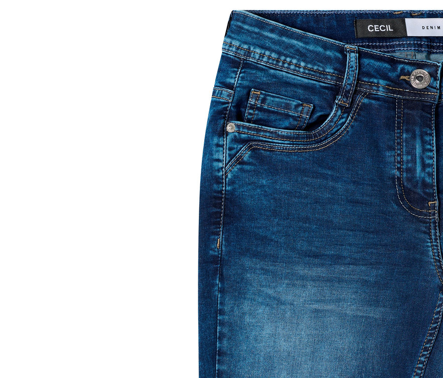 Detail džínsov CECIL »Scarlett« v tmavom prevedení s vreckami a logom.