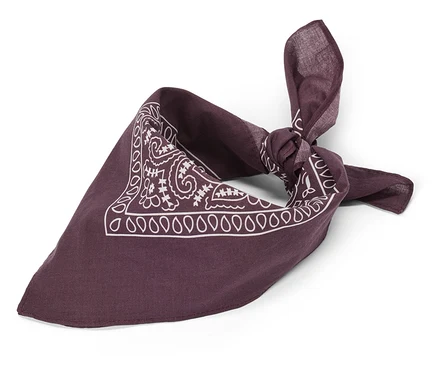 Tmavofialová bandana šatka s bielym paisley vzorom, zložená do trojuholníka a zviazaná uzlom.