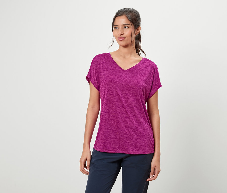 Žena má na sebe fialové tričko a modré nohavice.