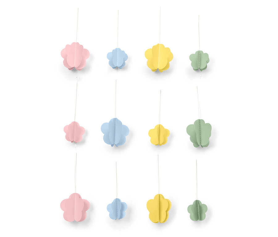 Dekoratívne papierové kvety v ružovej, modrej, žltej a zelenej farbe visia na šnúrkach pred bielym pozadím.