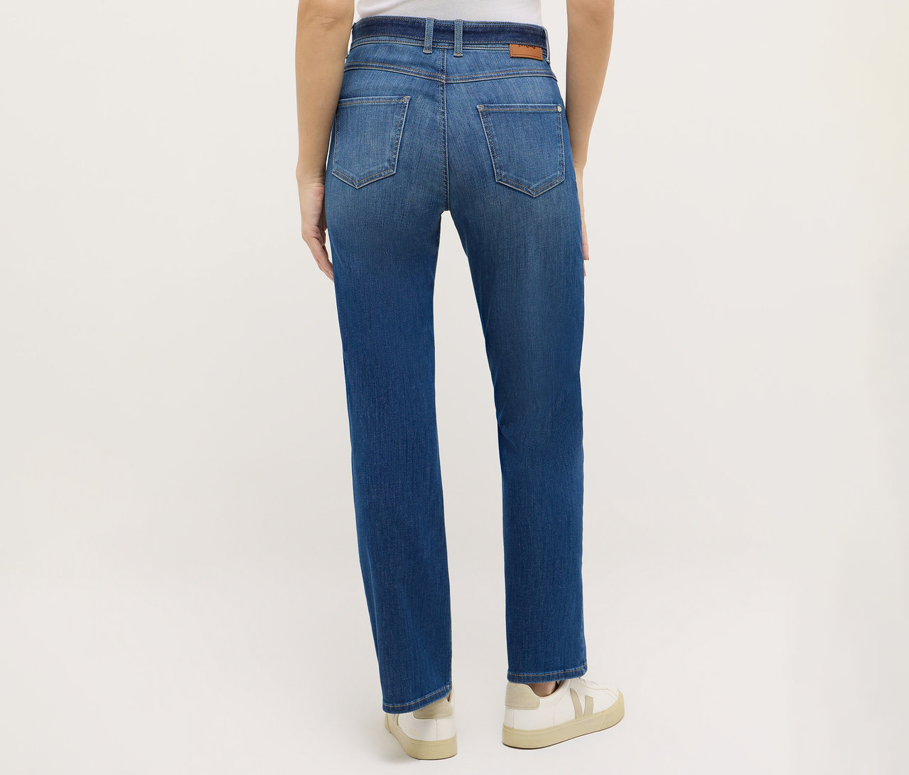 Pohľad zozadu na ženu v džínsoch Angels Denim »Lara City« Straight Fit a teniskách.