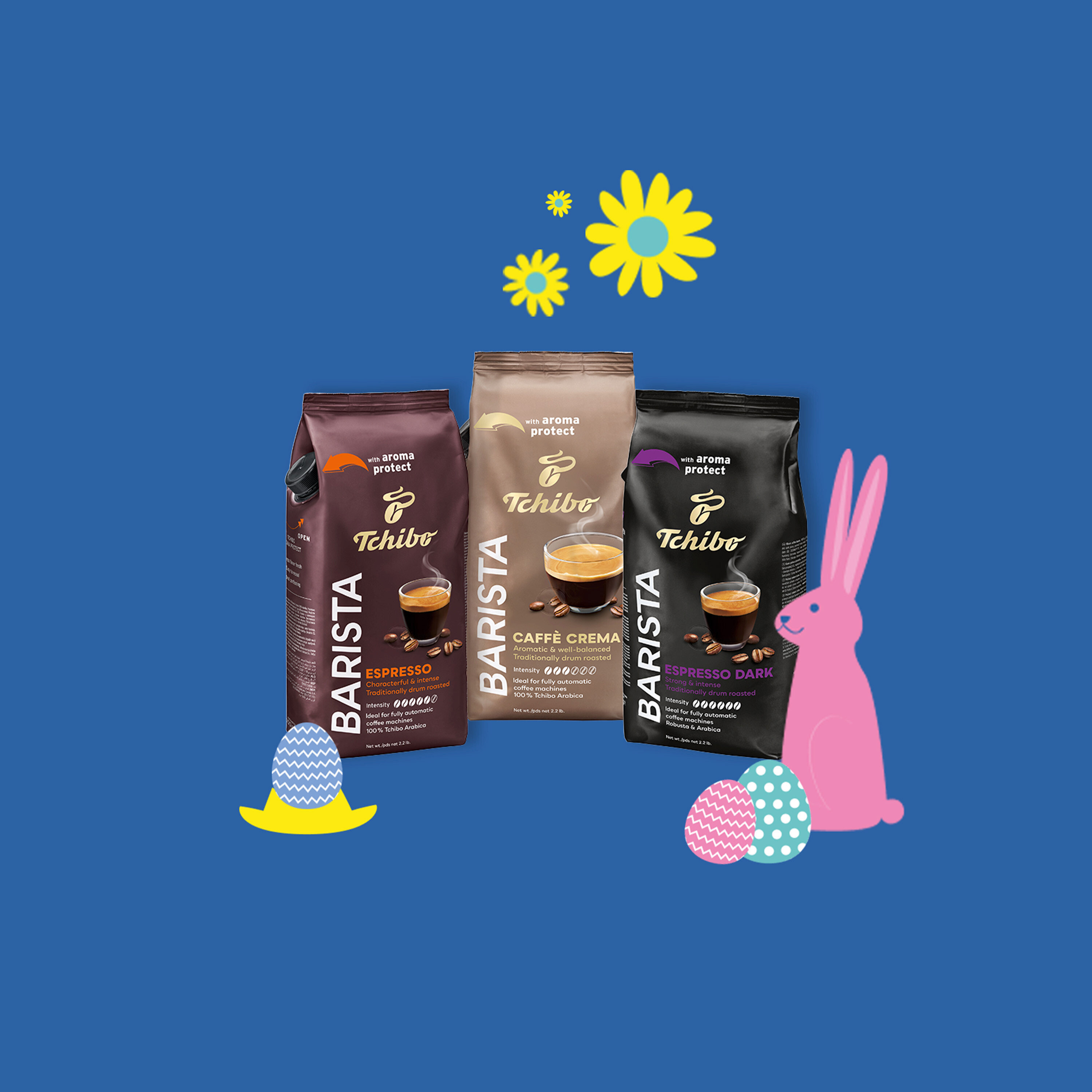 Tri balenia kávy Tchibo Barista, veľkonočné ozdoby a žlté kvety na modrom pozadí.