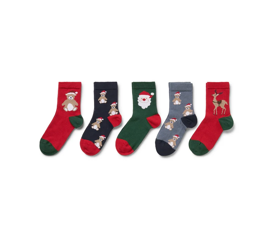 Päť párov detských vianočných ponožiek s rôznymi vzormi: medvedík, Santa Claus a sob.