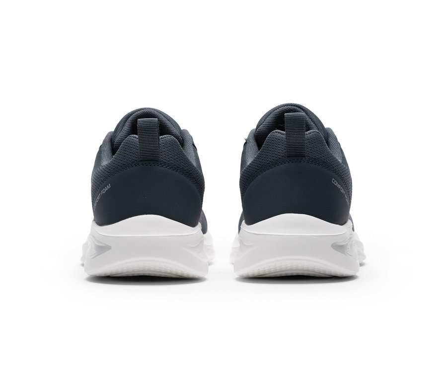 Dve tmavosivé športové topánky s bielymi podrážkami, videné zozadu. Na ľavej topánke je nápis „COMFORT FOAM“, na pravej „COMFORT“.