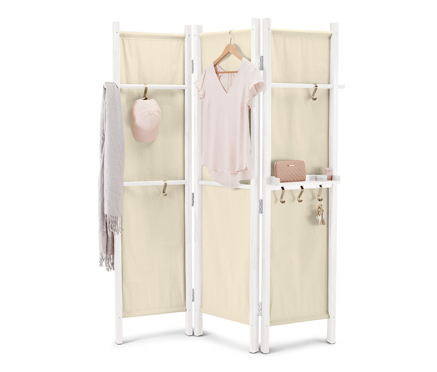 Biely paraván s béžovou látkou, na ktorom visí oblečenie a doplnky.