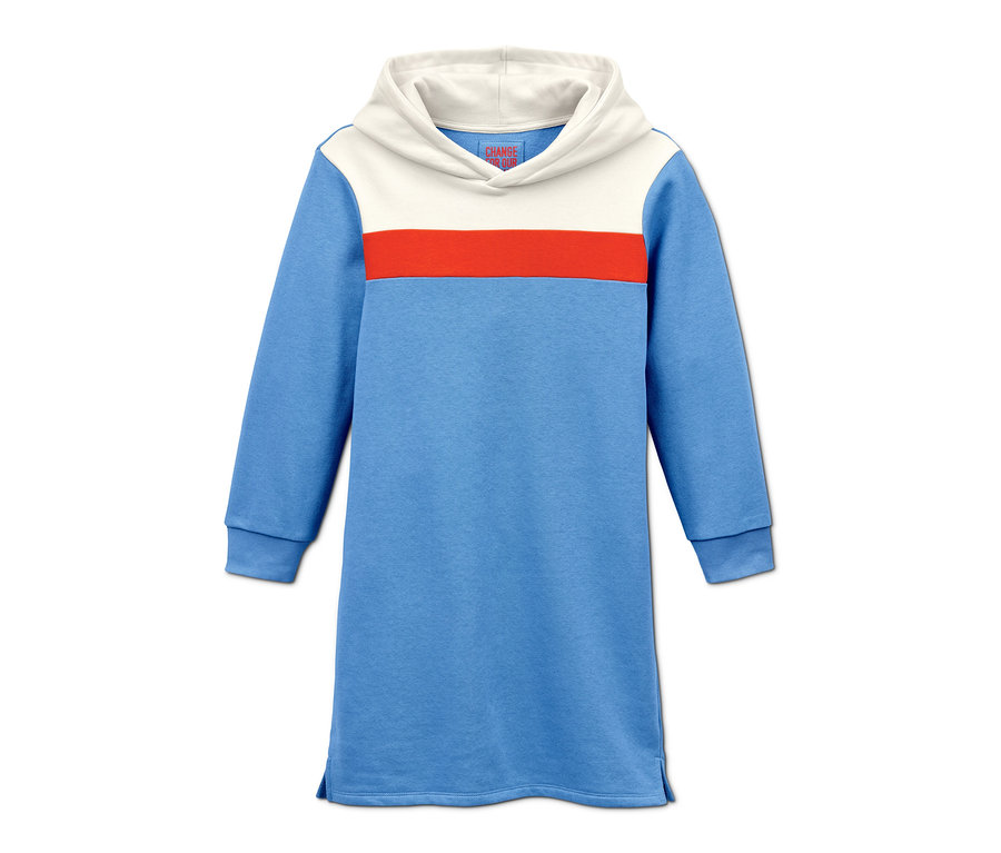 Modré teplákové šaty s dlhým rukávom, bielou kapucňou a oranžovým pruhom.