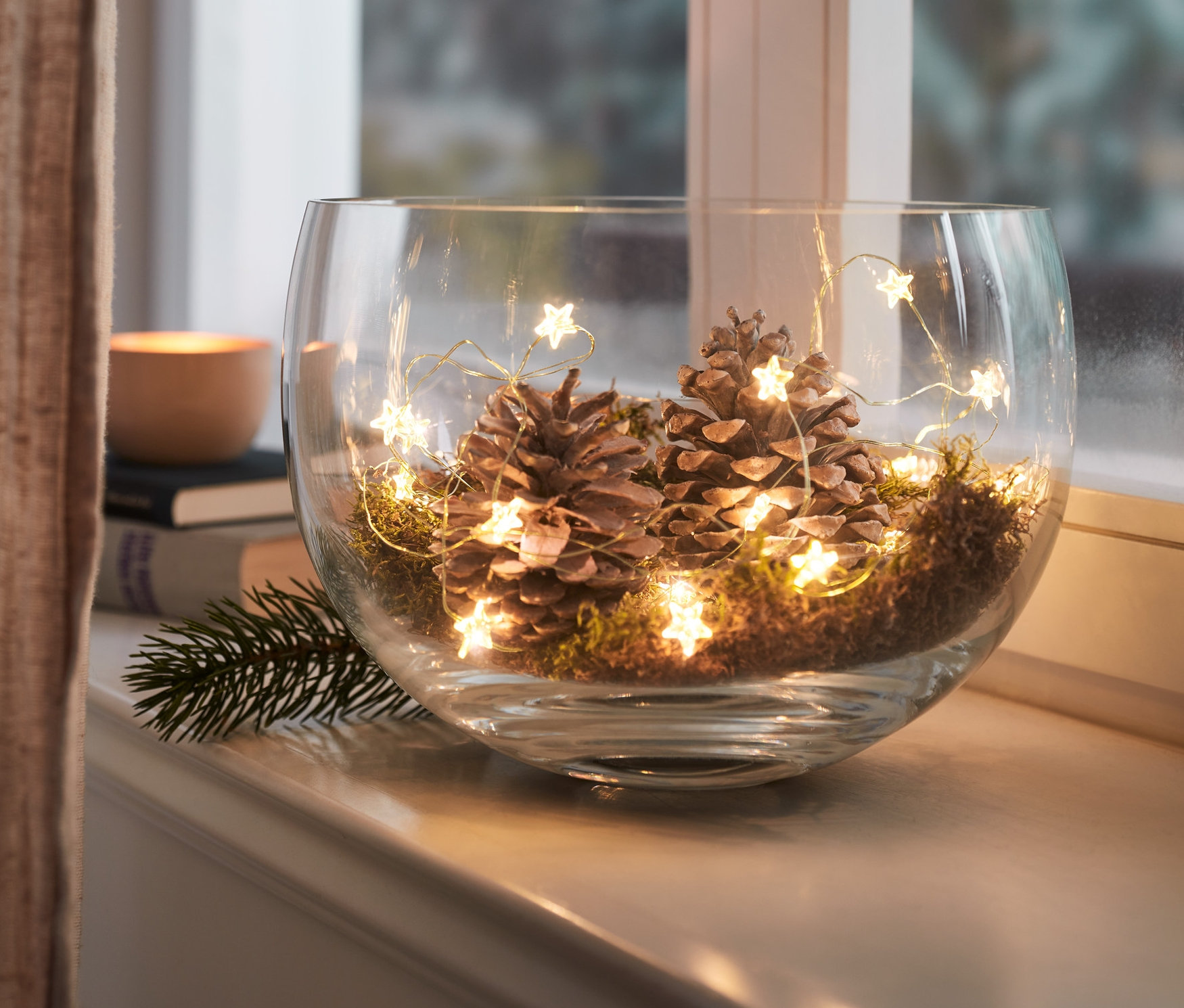 Sklenená misa so šiškami, machom a svetelnou reťazou s mikro LED »Hviezdičky«.