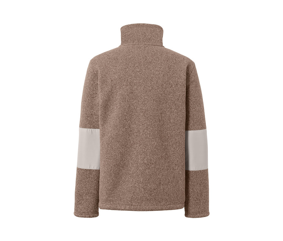 Detail hnedej termobundy z pleteného flísu s dlhými rukávmi a svetlosivými obdĺžnikovými detailmi na lakťoch.