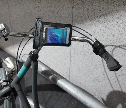 Detailný záber na riadidlá bicykla s držiakom na smartfón na bicykel.