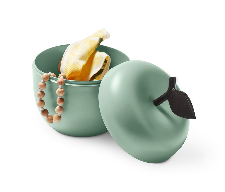 Otvorená zelená dekoračná dóza s vekom v tvare jablka a dreveným korálkovým náhrdelníkom.