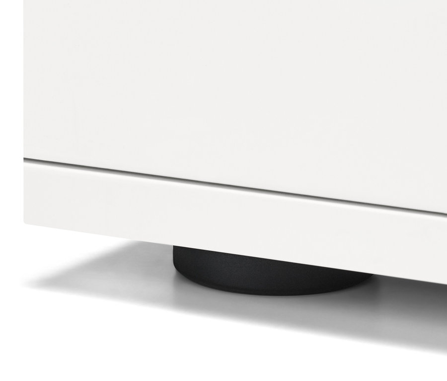 Detail bielej skrinky na topánky »Bekeson« s čiernou nohou.