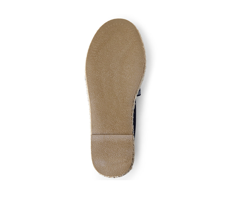 Hnedá podrážka espadrilky na bielom pozadí.