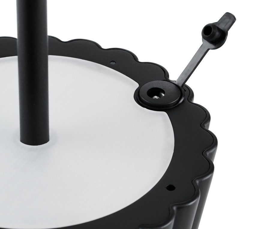 Detail základne stojacej lampy s LED a akumulátorom.