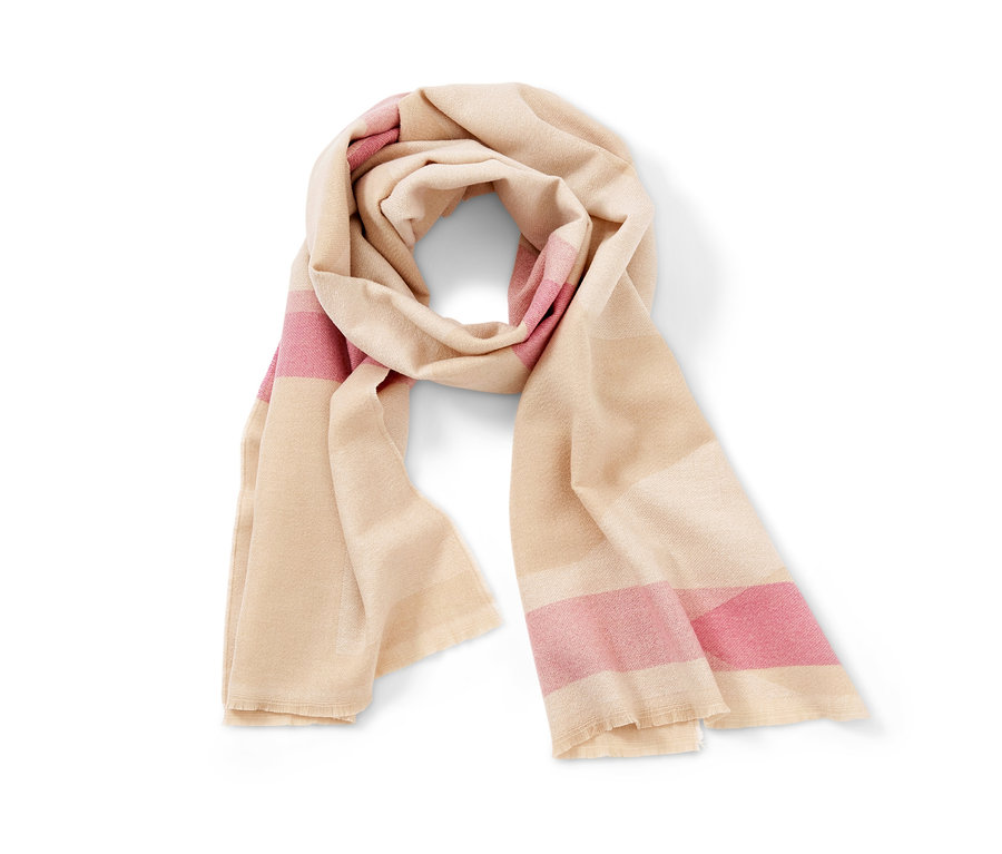 Béžový šál s ružovými pruhmi a strapcami.