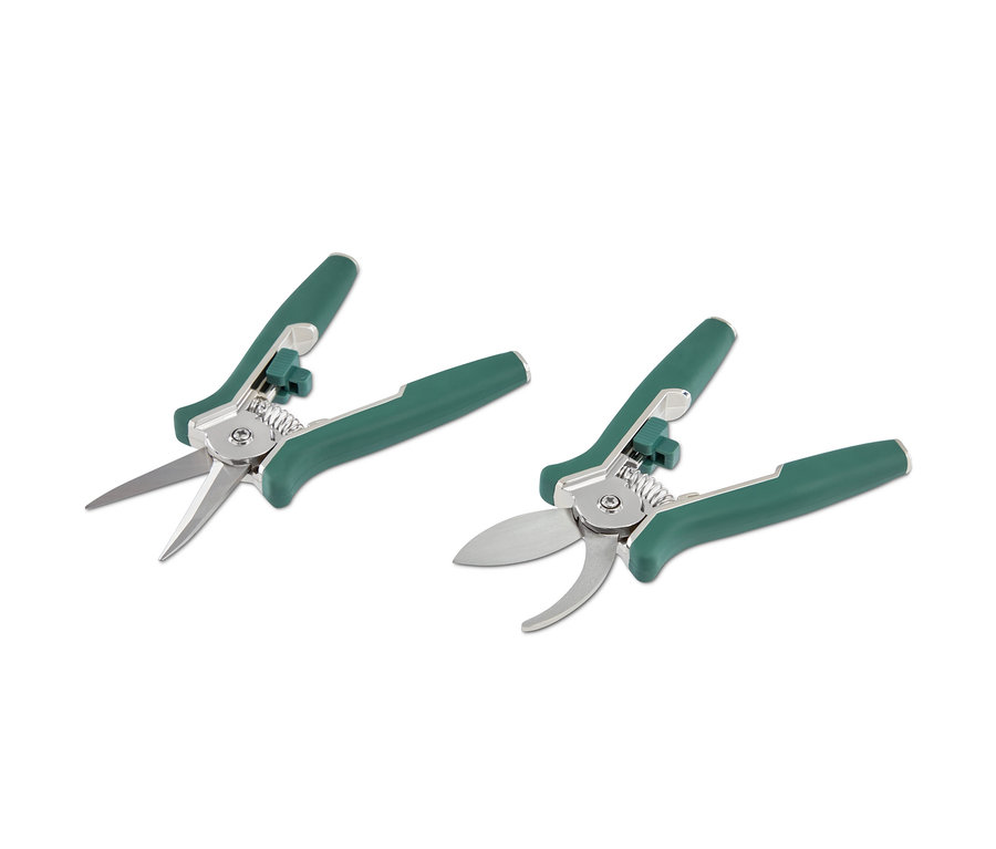 Dvoje nožnice na strihanie so zelenými rúčkami na bielom pozadí.