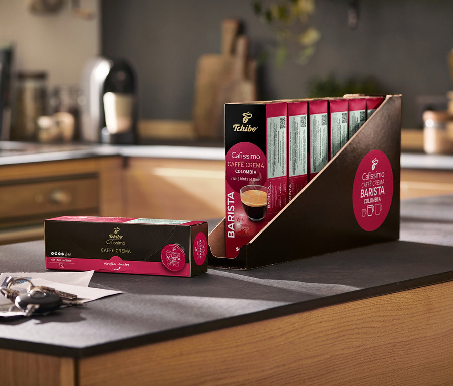 Balenie kapsúl Cafissimo Latte Crema Barista na kuchynskej linke.