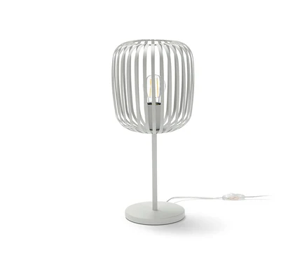 Stolová lampa z kovu na bielom pozadí.