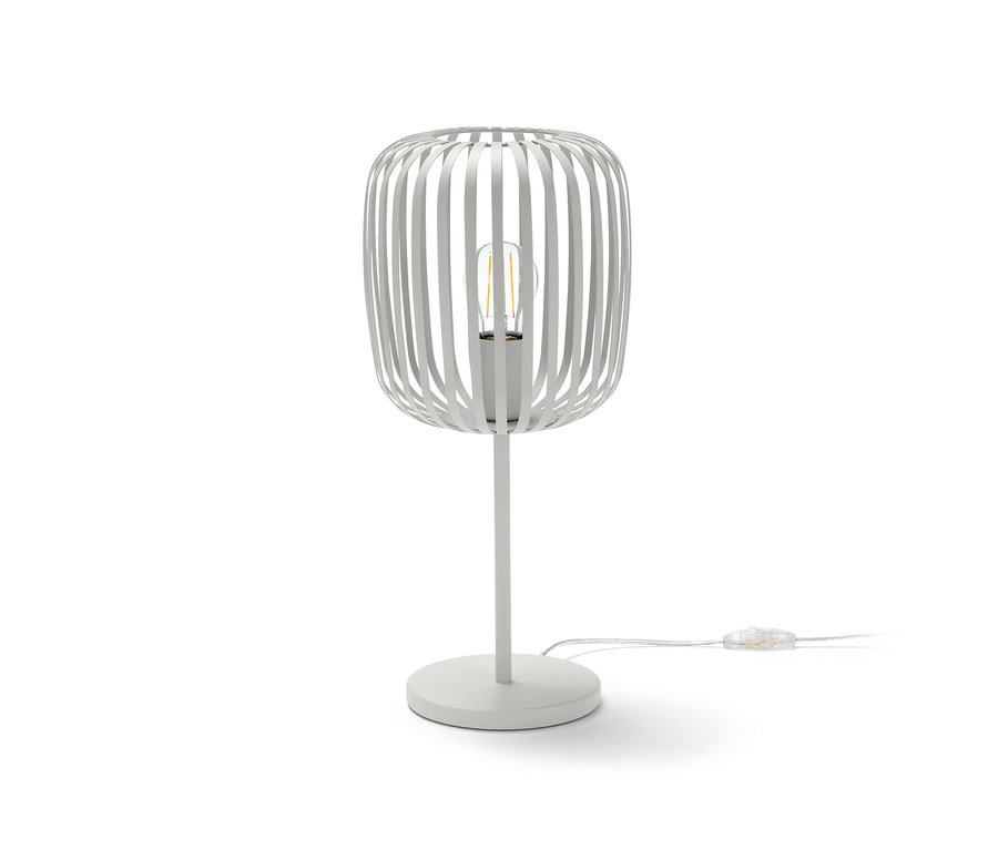 Stolová lampa z kovu na bielom pozadí.