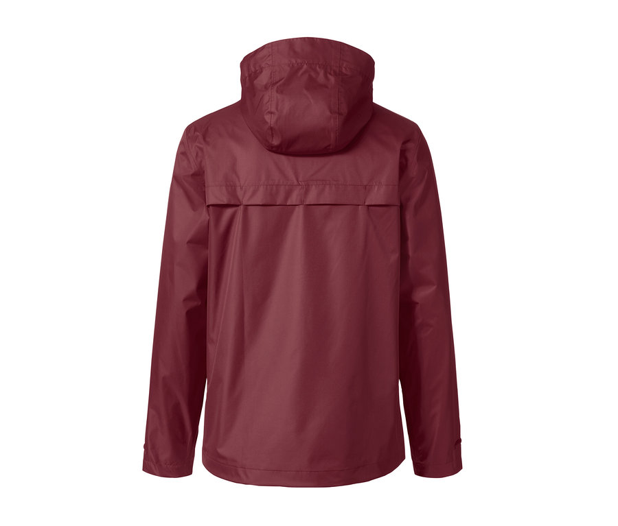 Vínovo-červená bunda do dažďa zozadu.