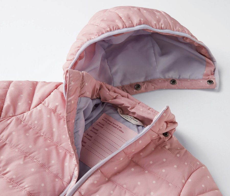 Detská prešívaná bunda staroružovej farby s bielymi bodkami.