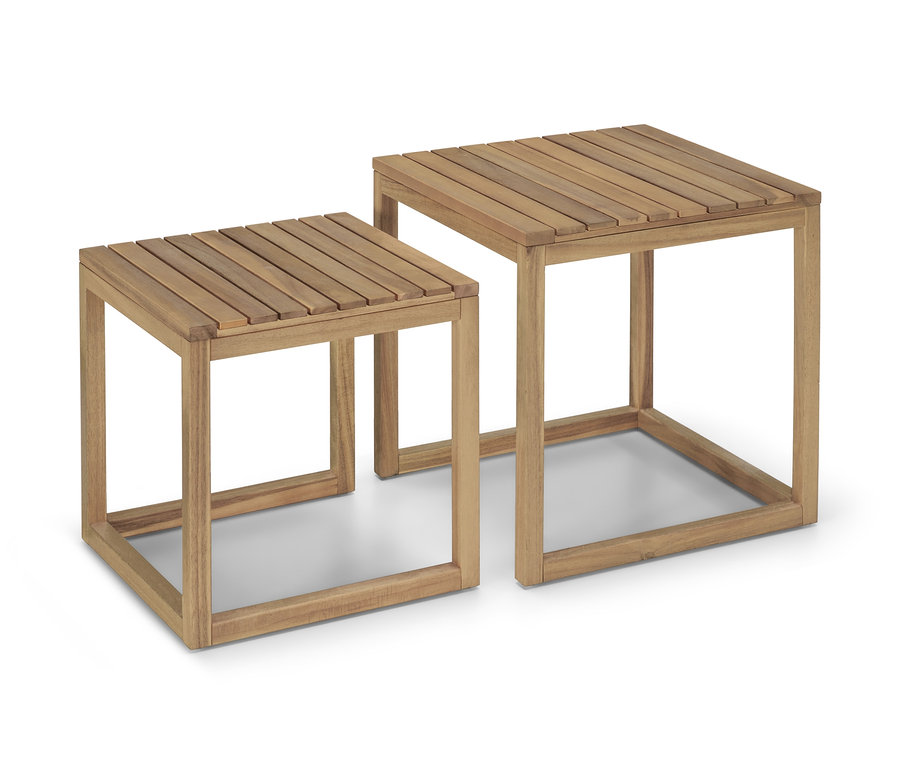 Dva odkladacie stolíky »Lenja« z akáciového dreva na bielom pozadí.