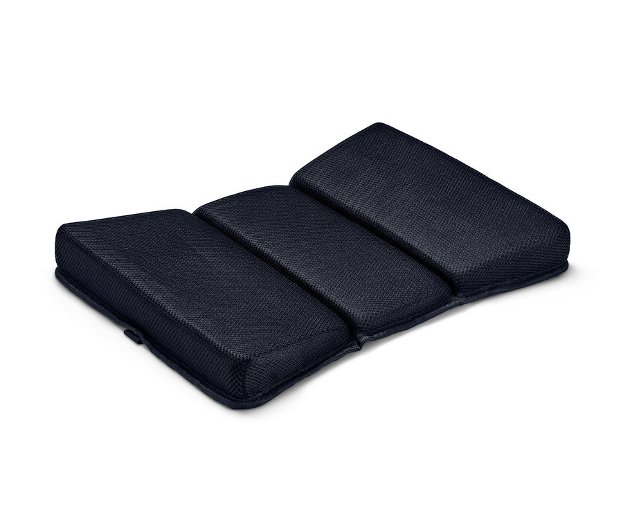 Vankúš z pamäťovej peny pod bedrá na bielom pozadí.