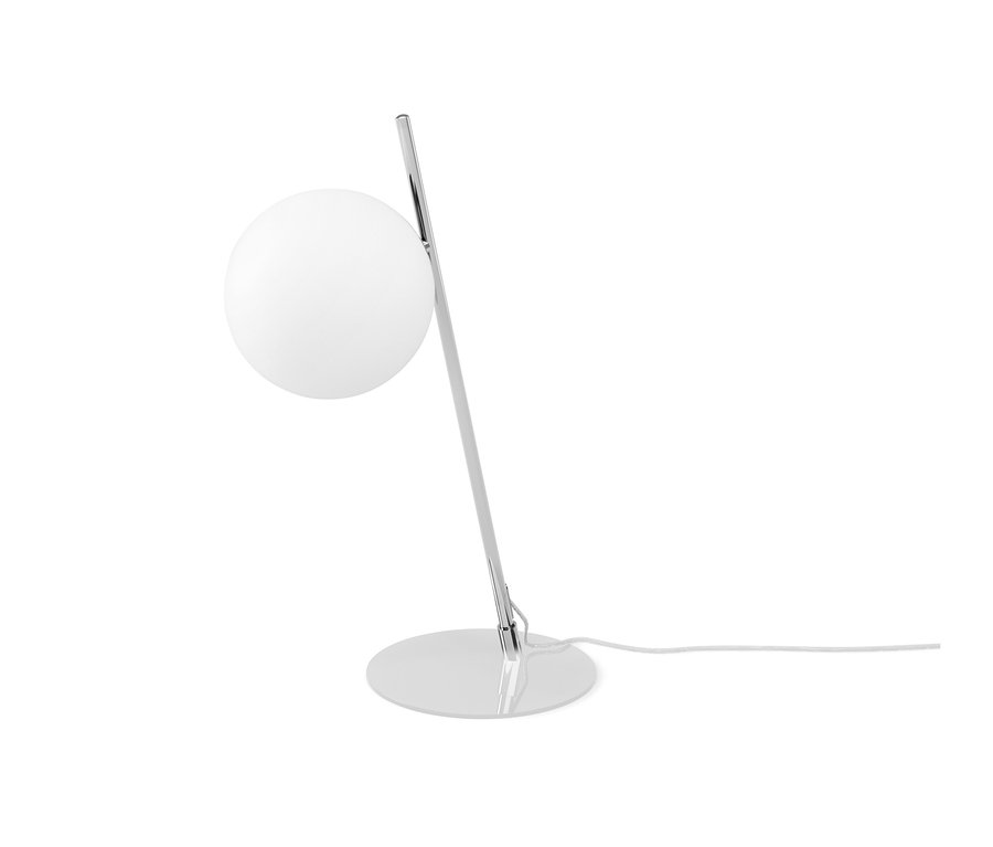 Pochrómovaná stolová lampa z kovu s guľovitým tienidlom.