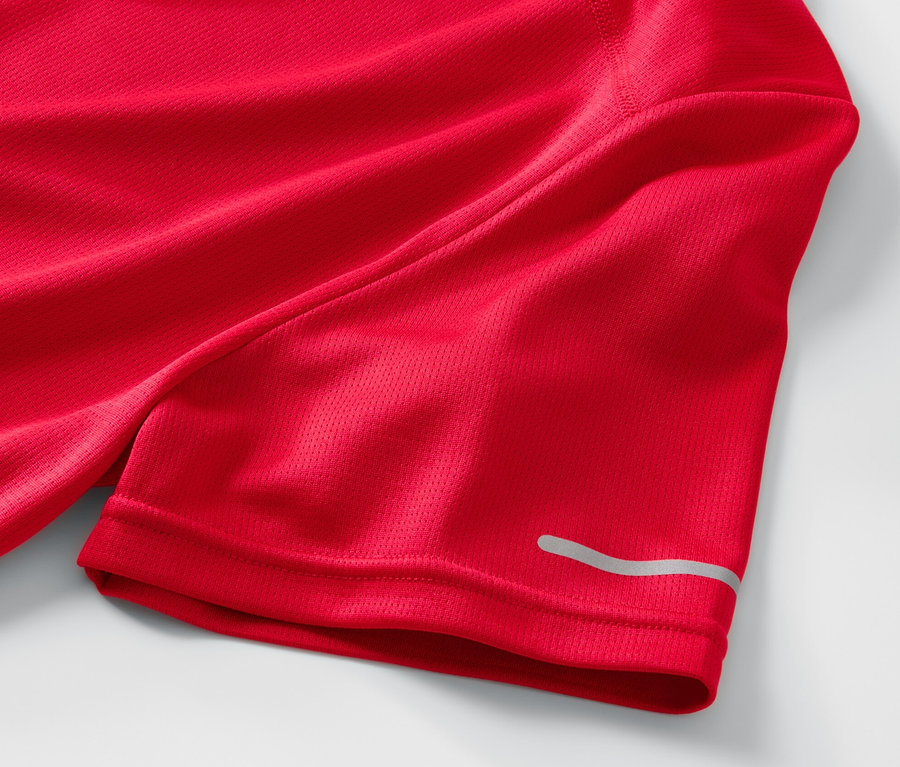 Detail červeného športového trička.