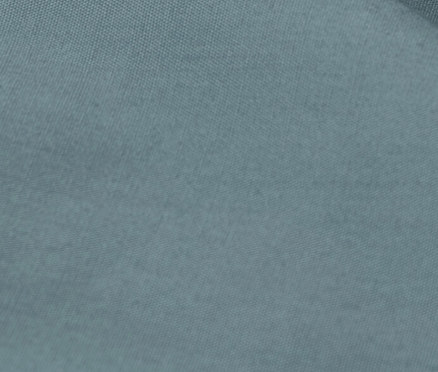 Detailný záber na modrú posteľnú bielizeň z perkálu štandardnej a nadmernej veľkosti.