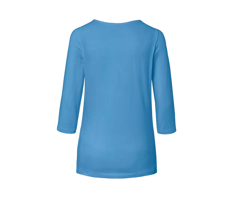 Svetlomodré tričko s trojštvrťovými rukávmi.