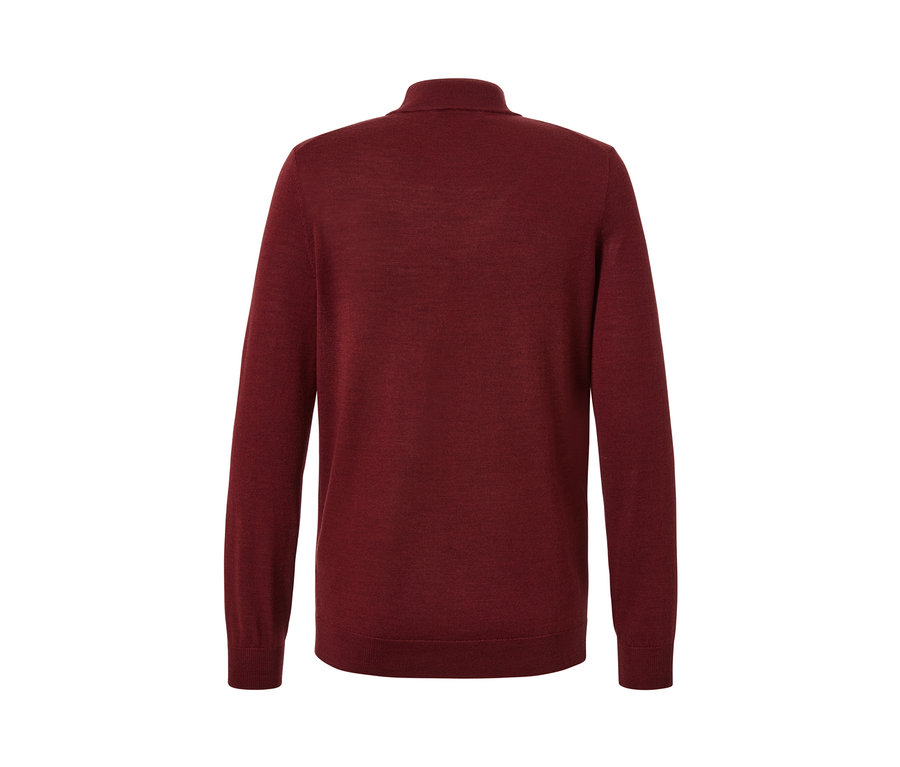 Detail tmavočerveného pulóvra z vlny merino.
