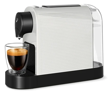 Biely kávovar Cafissimo pure+ plní sklenený pohár kávou.