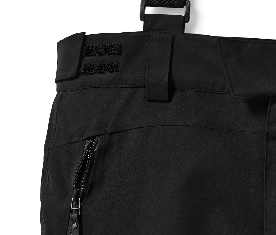 Detailný záber na čierne lyžiarske nohavice High-Tech so zipsom a trakami.