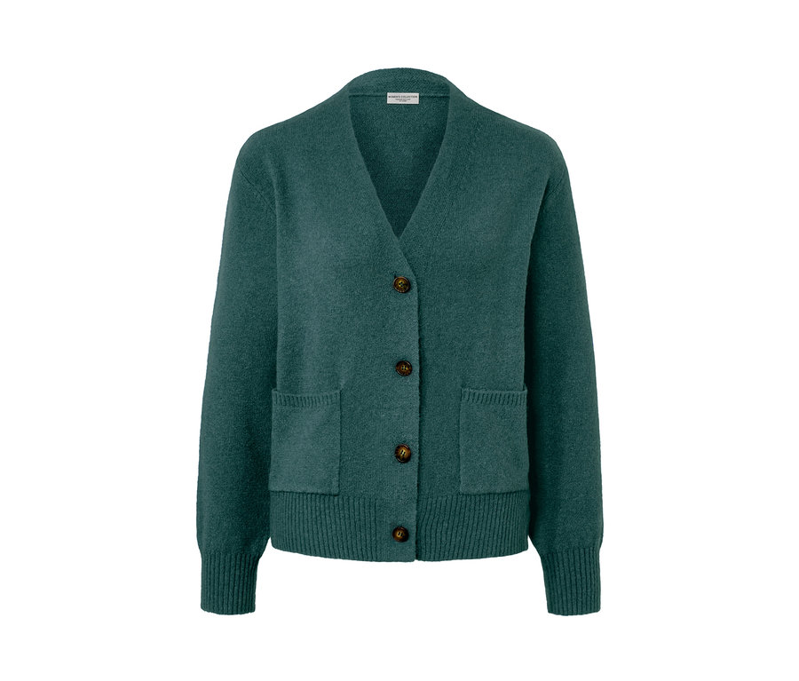 Tmavozelený pletený sveter s vlnou s gombíkmi a vreckami.