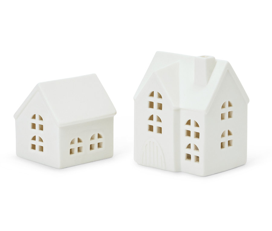Dva biele keramické domčeky s oknami.