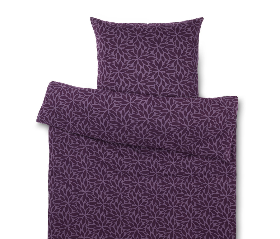 Fialové obliečky s kvetinovým vzorom.