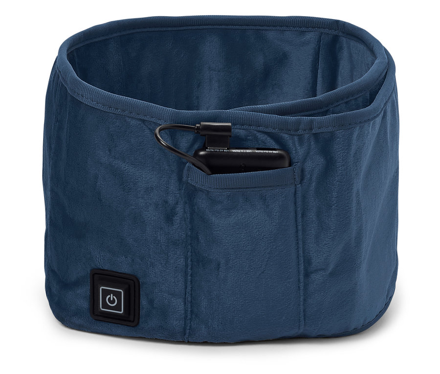 Modrý vyhrievaný nákrčník s napájacím zdrojom vo vrecku.
