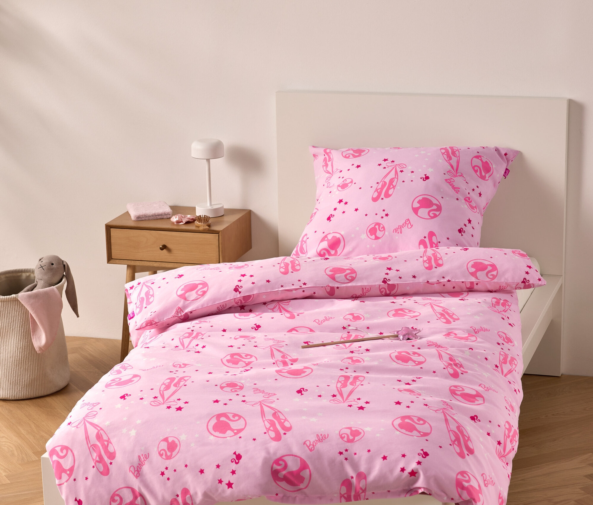 Ružové obliečky s motívmi baletiek na posteli.