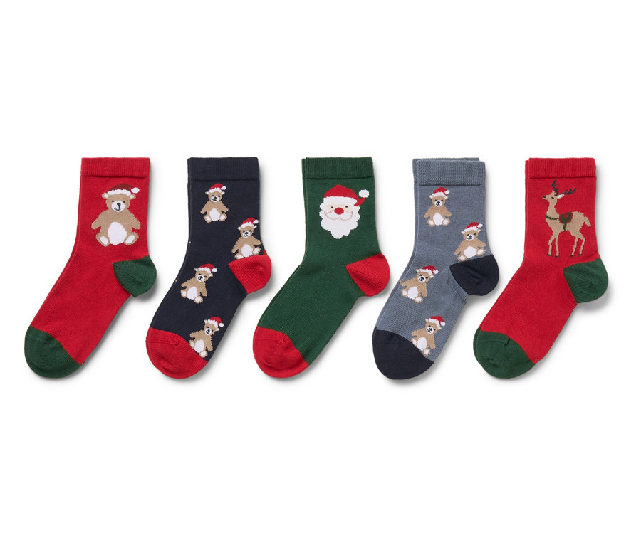 Päť párov detských vianočných ponožiek s rôznymi vzormi: medvedík, Santa Claus a sob.
