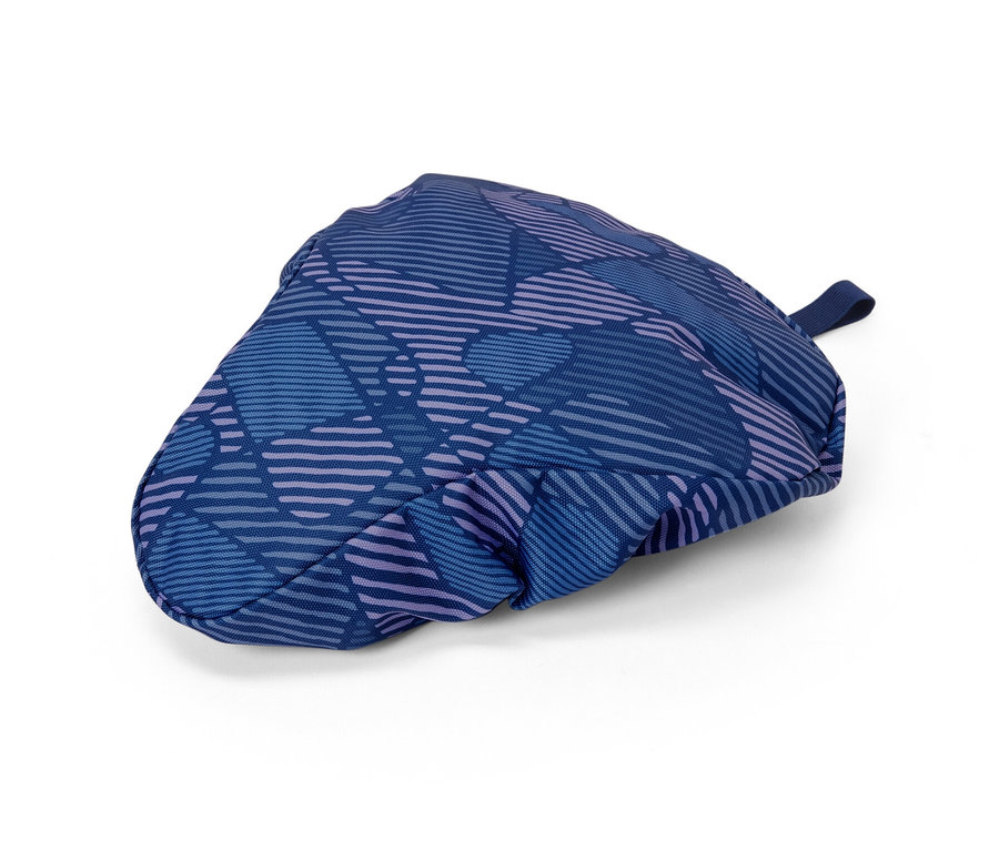 Modrý poťah na cyklistické sedlo s geometrickým vzorom.