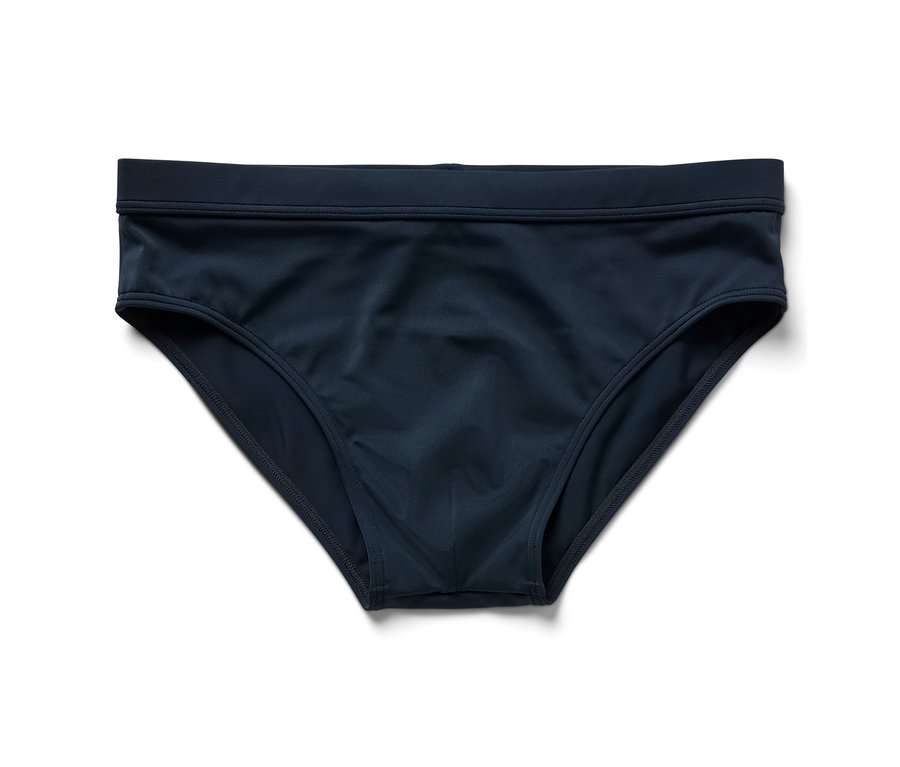 Tmavomodré plávacie šortky na bielom pozadí.