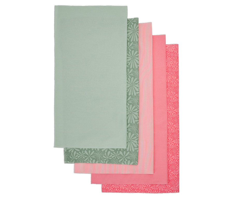 Detail látkového setu s piatimi kusmi látok rôznych farieb a vzorov.