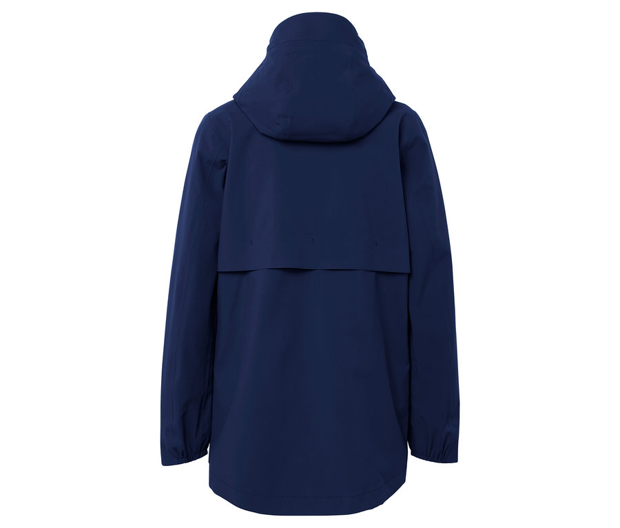 Pohľad zozadu na tmavomodrú bundu s kapucňou.